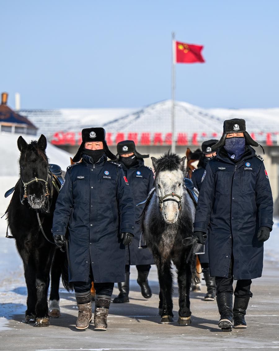 ติดตาม 'กองตำรวจม้า' ทำงานบนทุ่งหิมะในมองโกเลียใน