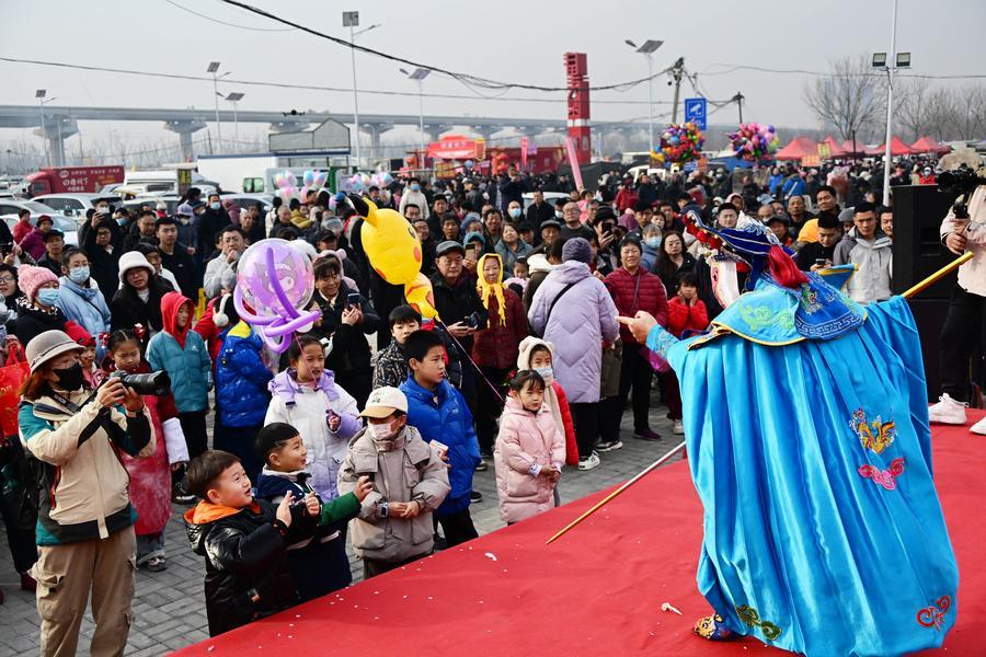 ผู้คนเดิน 'ตลาดโพหลี่' เก่าแก่ 300 ปี ในซานตง