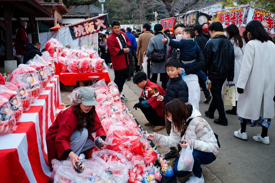 นักชอปเยือน 'ตลาดตุ๊กตาดารุมะ' รับต้นปีใหม่ในญี่ปุ่น