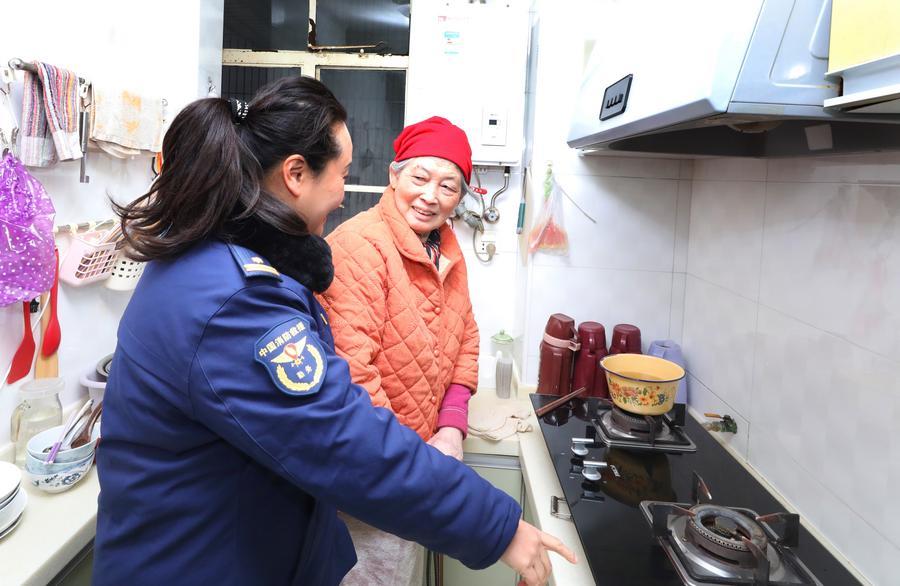 ดับเพลิงเซี่ยงไฮ้เยือนบ้านผู้สูงวัย ย้ำเตือนป้องกัน 'อัคคีภัย' ใกล้ตัว