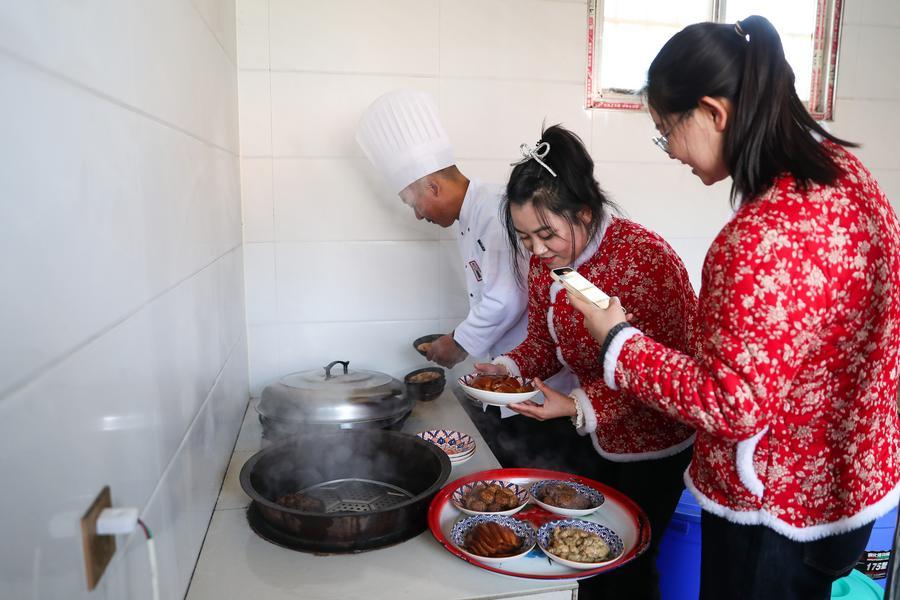 นักไลฟ์สด' ในกานซู่ ตั้งกล้องโปรโมตสินค้าขึ้นชื่อรับตรุษจีน