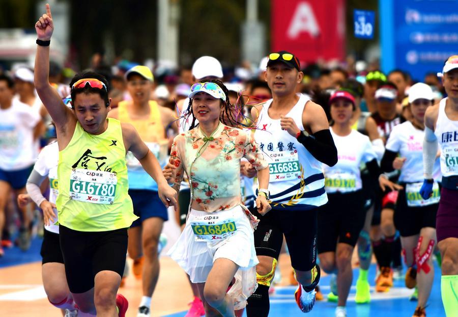 นักวิ่งชาวจีน-ต่างชาติ เนืองแน่นร่วมแข่ง 'มาราธอน เซี่ยเหมิน' ปี 2025