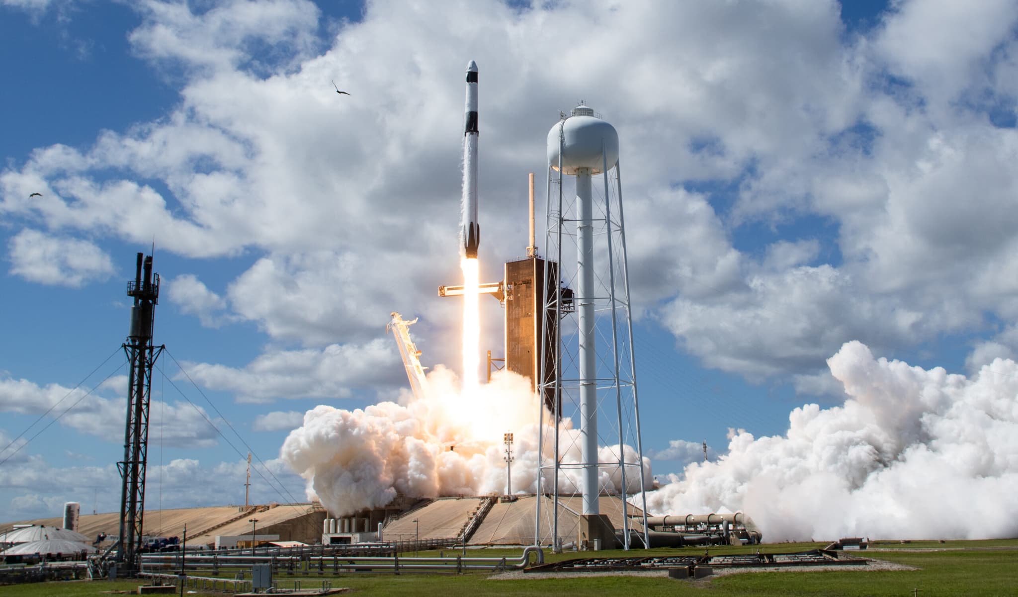 SpaceX ส่งดาวเทียมสู่อวกาศ รวมบริการปล่อย 'คลื่นมือถือจากฟ้า