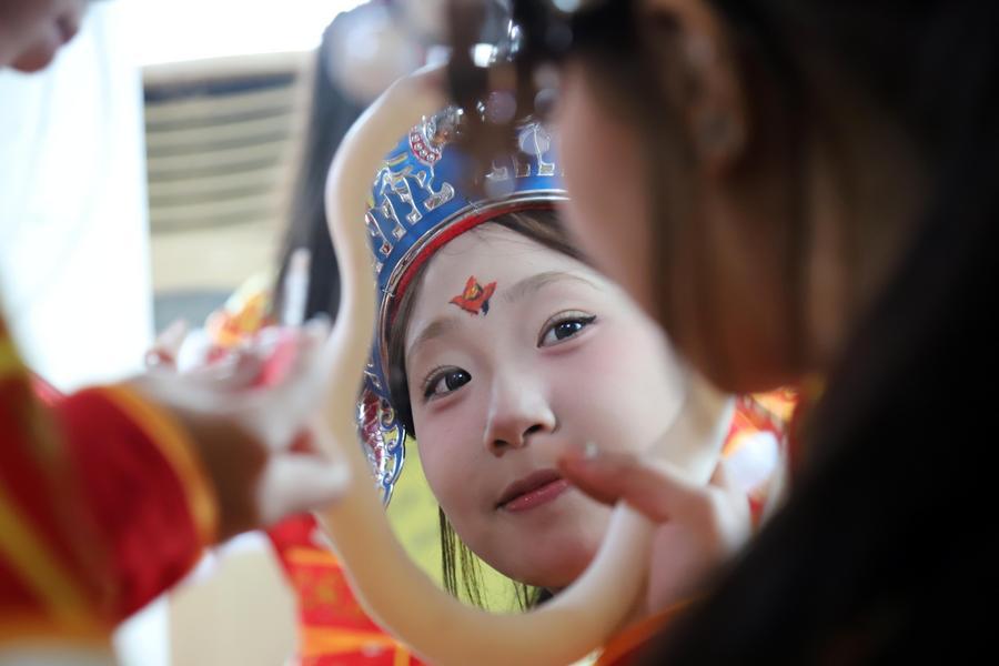 ทีมนักเต้นจัดโชว์ 'ระบำอิงเกอ' สุดยิ่งใหญ่ในกวางตุ้ง