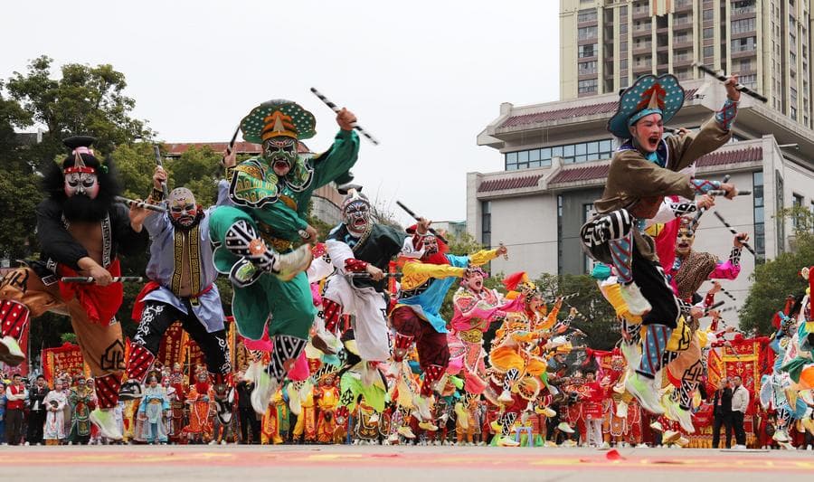 ทีมนักเต้นจัดโชว์ 'ระบำอิงเกอ' สุดยิ่งใหญ่ในกวางตุ้ง