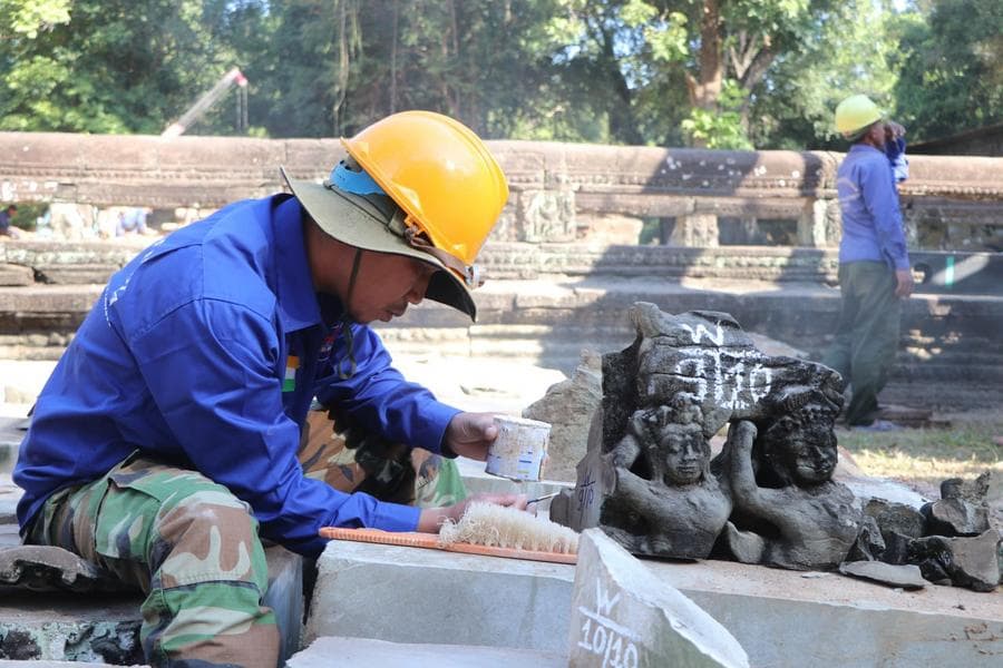 นักโบราณคดีลุยบูรณะระเบียง 'ปราสาทตาพรหม' ในนครวัด