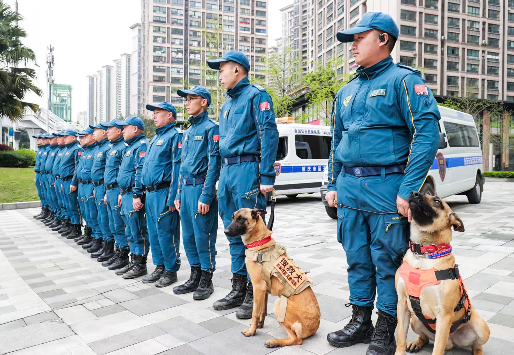 หน่วย 'บลู สกาย เรสคิว' จากฉงชิ่ง มุ่งหน้าสู่พื้นที่ประสบภัยในเมียนมา พร้อมอุปกรณ์กู้ภัย