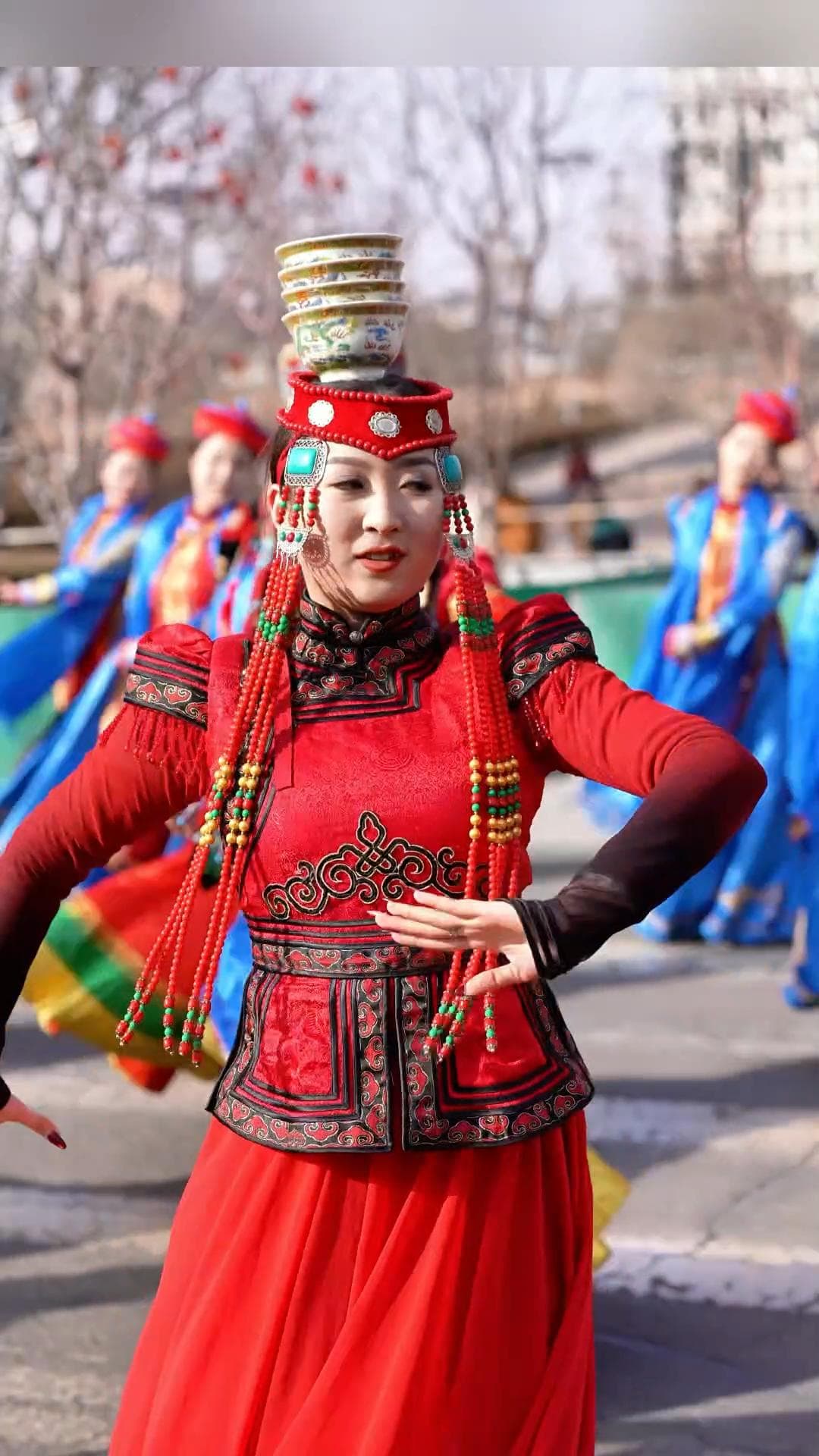 สาวมองโกเลียในโชว์ 'เต้นรำประคองชาม' ท่วงท่าไหน ชามก็ไม่ร่วง