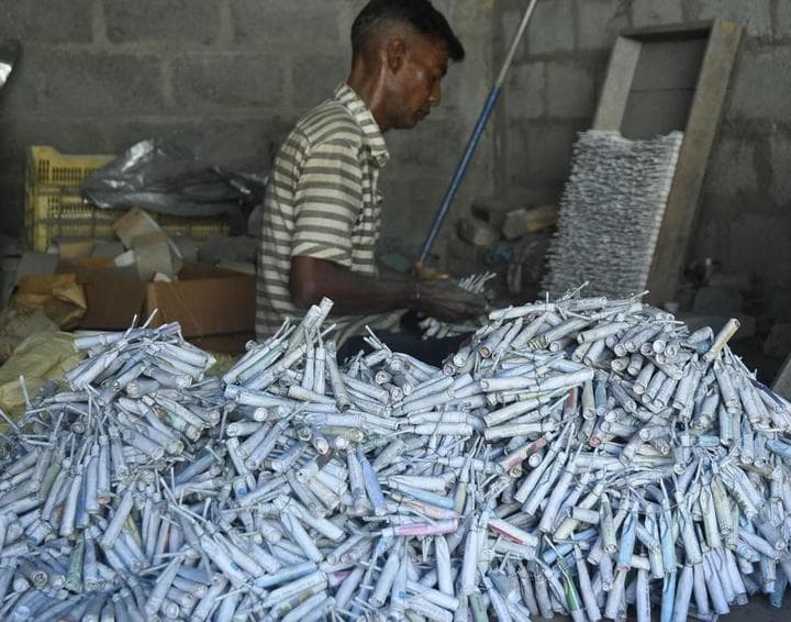 คนงานศรีลังกาเร่งผลิต 'ประทัด' ส่งตลาดรับปีใหม่ชาวสิงหล-ทมิฬ