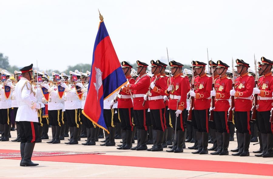 สีจิ้นผิงเดินทางถึงพนมเปญ เยือน 'กัมพูชา' อย่างเป็นทางการ