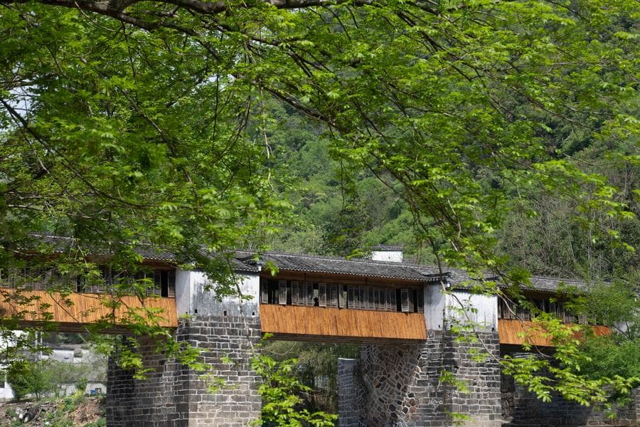 สะพานมีหลังคา' สถาปัตย์โดดเด่นแห่งหวงซาน