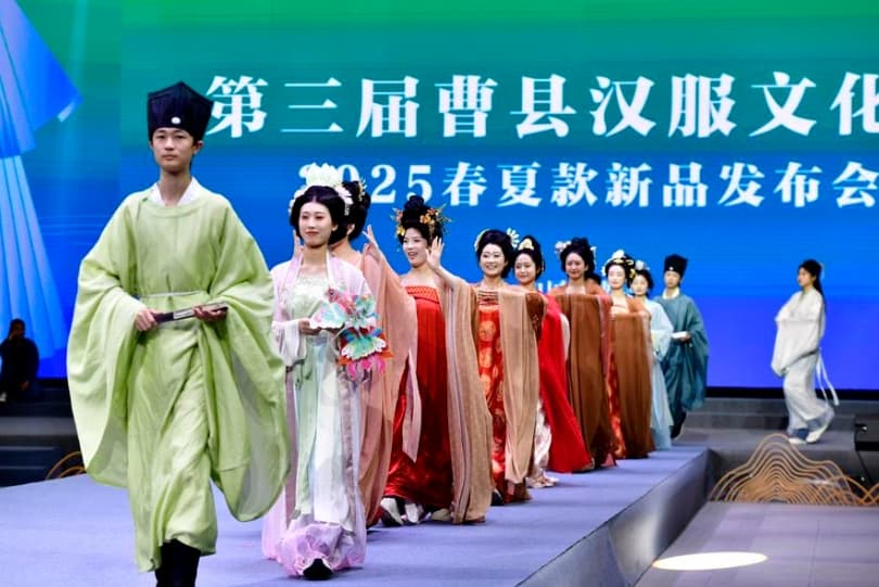 ชุดโบราณจีน ‘ฮั่นฝู’ กำลังเติบโตในตลาดโลก งัดนวัตกรรมดันยอดขาย