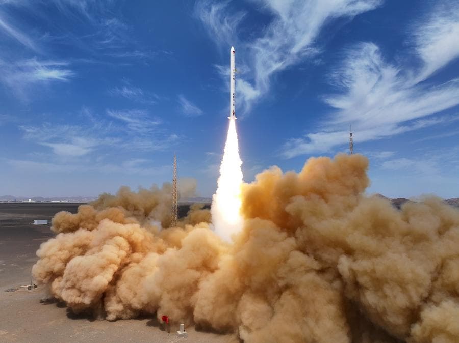 จีนปล่อย 'จรวดขนส่งเชิงพาณิชย์' พาดาวเทียมสู่วงโคจร