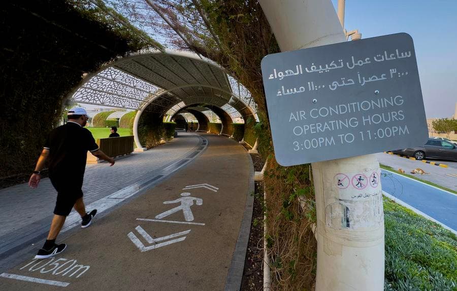 กาตาร์ 'ติดแอร์' ทางเดินในสวน คลายร้อนกลางอุณหภูมิ 40 องศาฯ