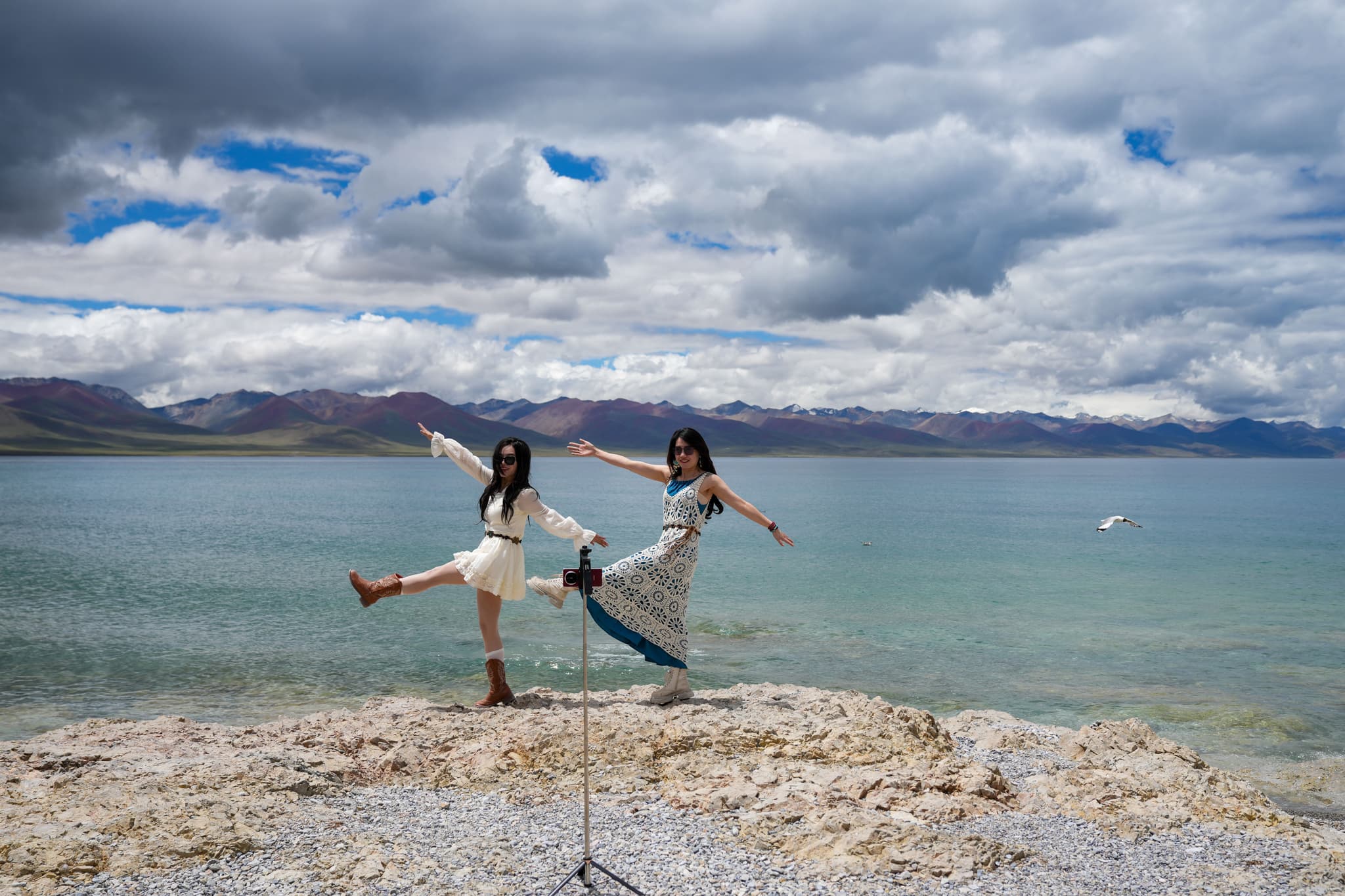 เดินเล่นชมวิว 'ทะเลสาบน่ามู่ชั่ว' สวยตรึงตาในทิเบต