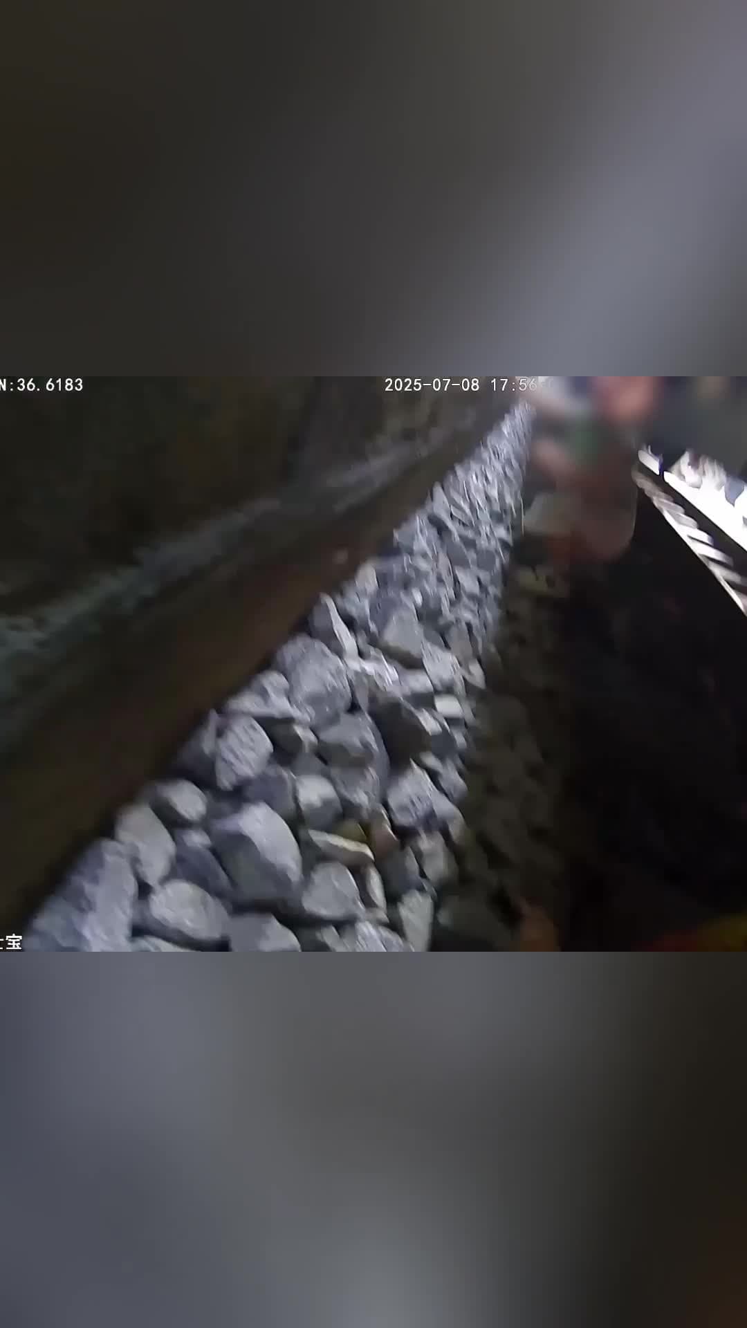 ขวัญเอยขวัญมา! เด็กสองขวบตก 'รางรถไฟ' ร้องไห้จ้าในชิงไห่