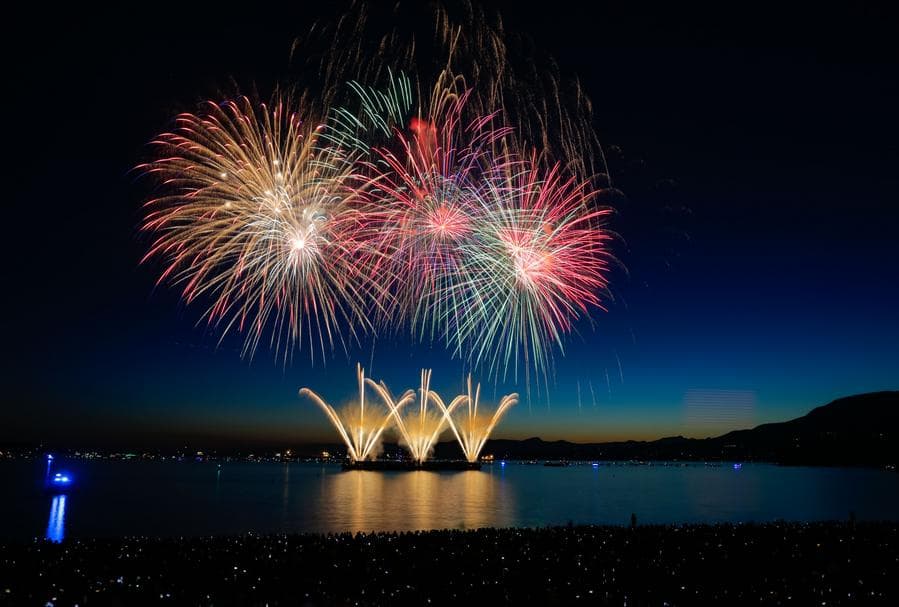 โชว์ 'พลุดอกไม้ไฟ' ตระการตากลางฟ้าค่ำในแคนาดา