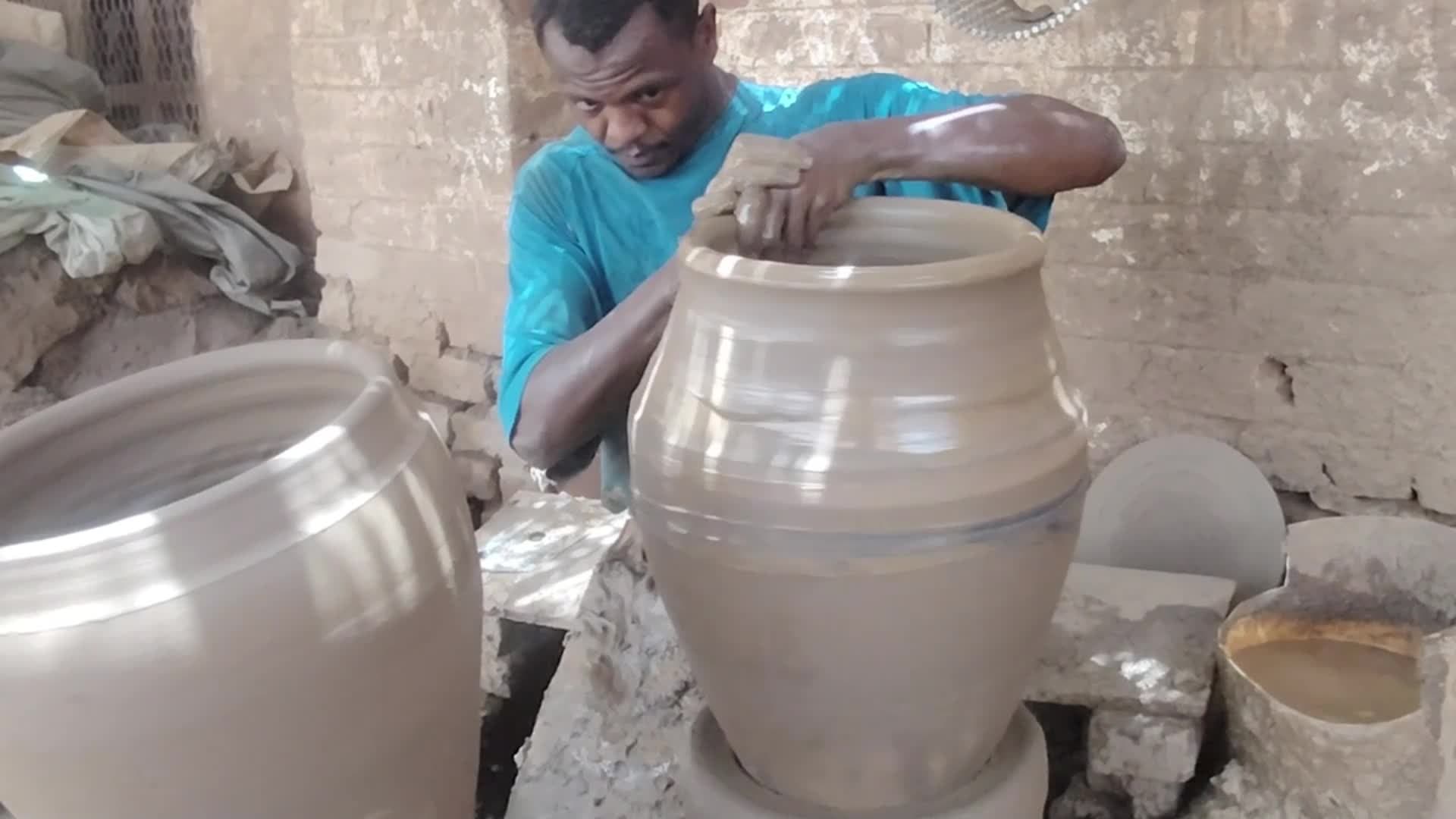 เครื่องปั้นดินเผาซูดาน' ช่วยเก็บน้ำเย็น-คงผักสดใหม่ ท่ามกลางไฟฟ้าขัดข้อง