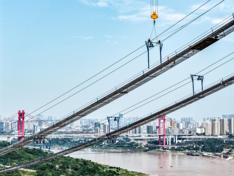 สะพานข้ามแยงซีในฉงชิ่ง เชื่อมต่อสายเคเบิลหลักเสร็จสิ้น