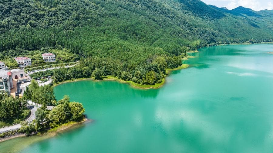 ทิวทัศน์ผืนน้ำมรกต-แนวเขาเขียวชอุ่ม สวยชวนฝันในกุ้ยโจว