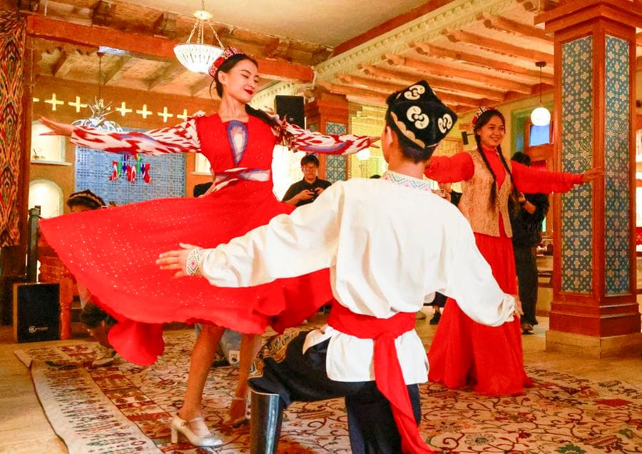 สัมผัสวัฒนธรรม ชมงานหัตถกรรมย่าน 'เมืองเก่าถวนเฉิง' ในซินเจียง