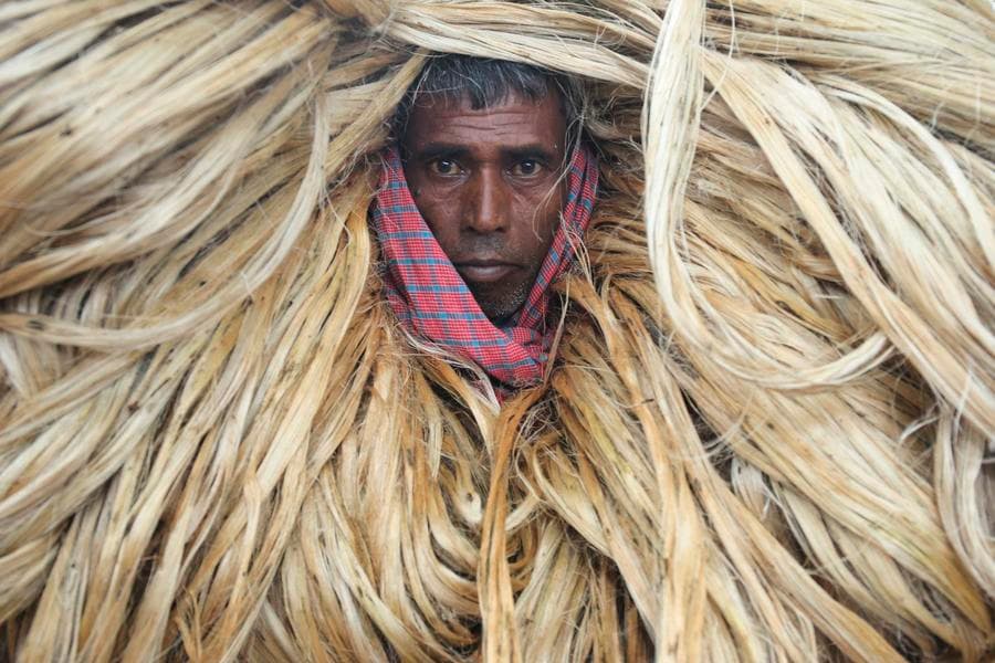 คนงานแบก 'ปอกระเจา' กองโต วางขายตลาดในบังกลาเทศ