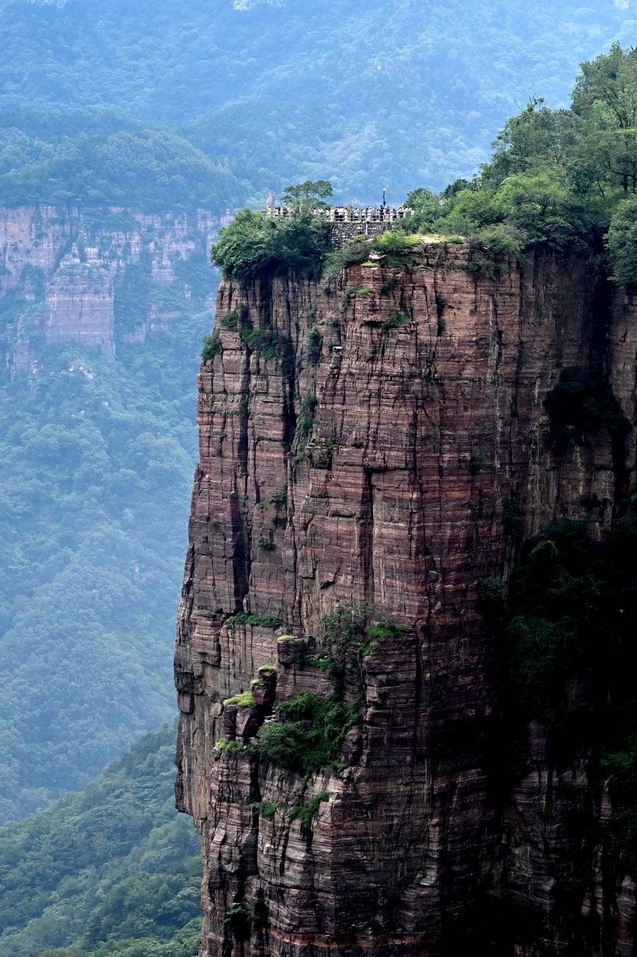 นทท.ตบเท้าเยี่ยมชม 'ภูเขาว่านเซียน' ตั้งตระหง่านในเหอหนาน