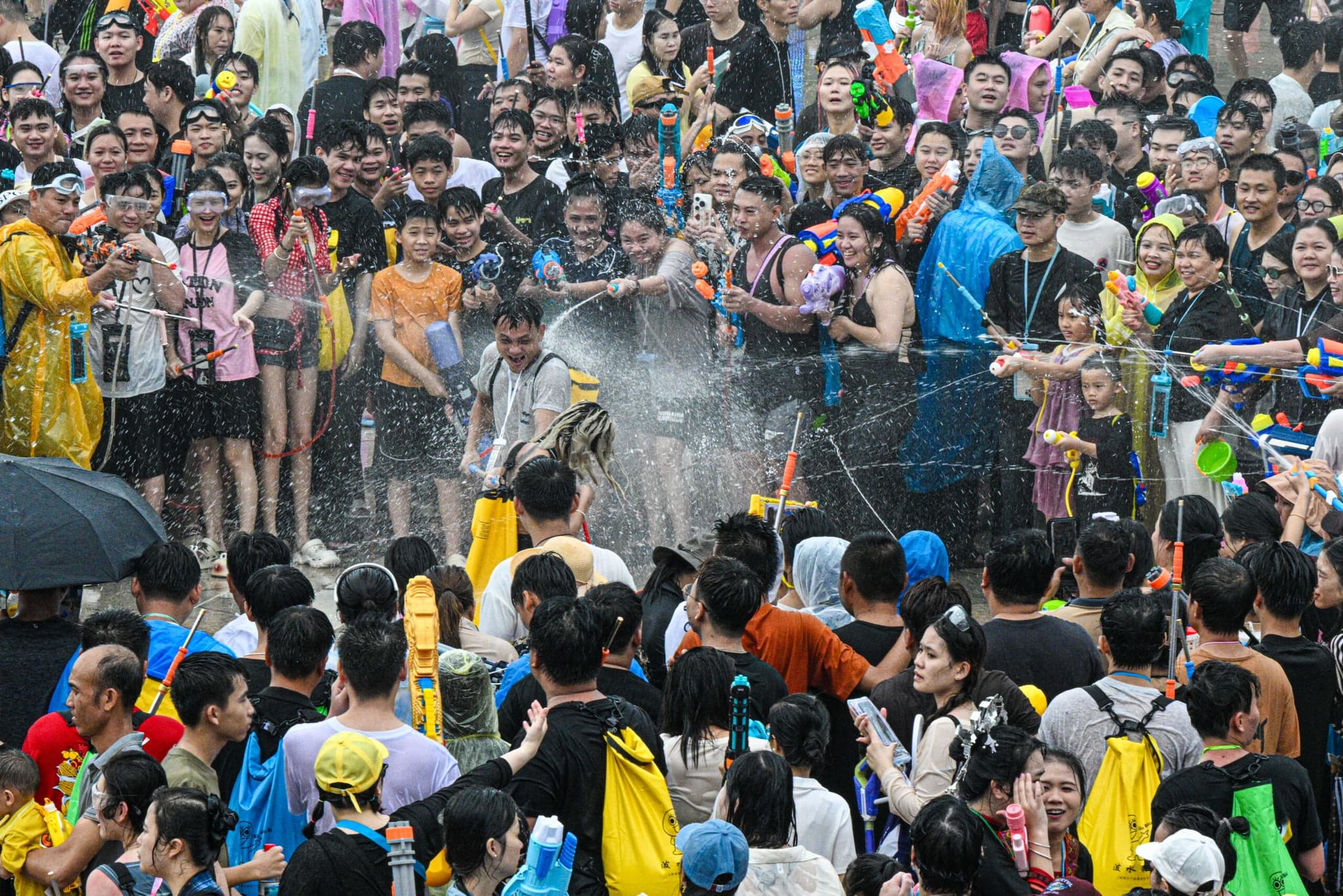 ชุ่มฉ่ำถ้วนหน้า! ไหหลำจัด 'เทศกาลสาดน้ำ' ฉลองวันวาเลนไทน์จีน