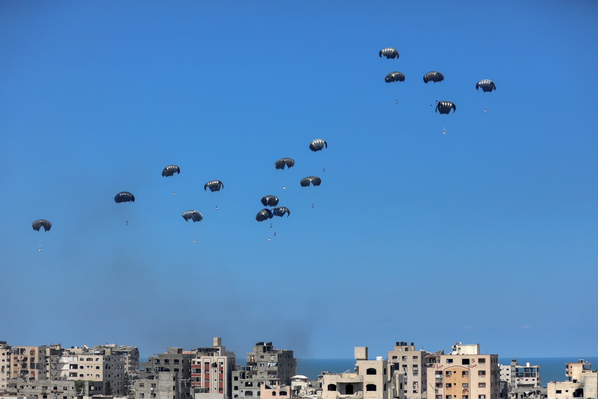 หลายชาติ 'ส่งของทางอากาศ' กว่า 1,000 ชุดสู่กาซา ใน 2 สัปดาห์