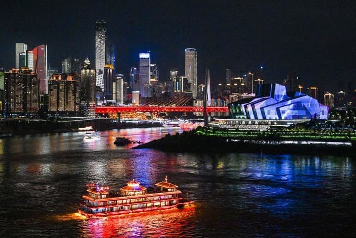 แสงสีอลังการประดับ 'ฉงชิ่ง' กระตุ้นจับจ่ายยามค่ำคืน