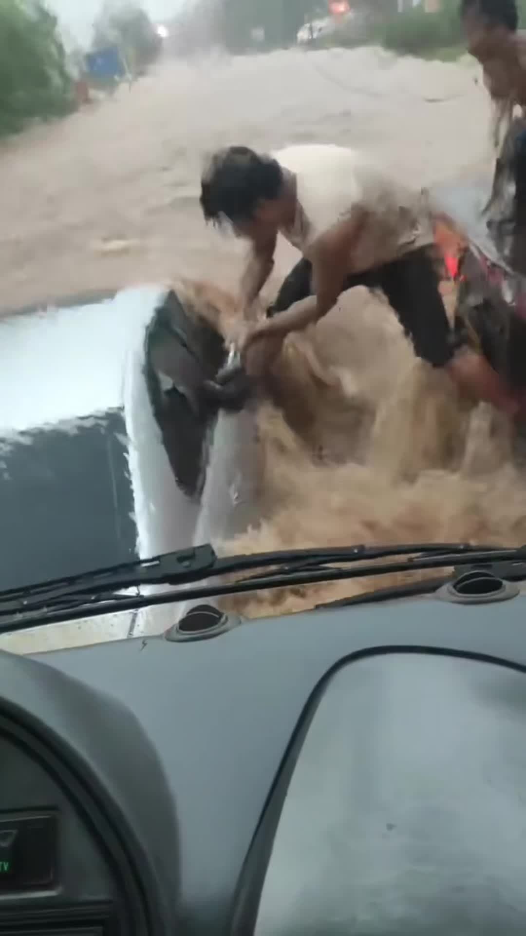 ชาวบ้านฮีโร่! ฝ่าน้ำท่วม-ทุบกระจกช่วย 3 ชีวิตติดรถในกว่างซี