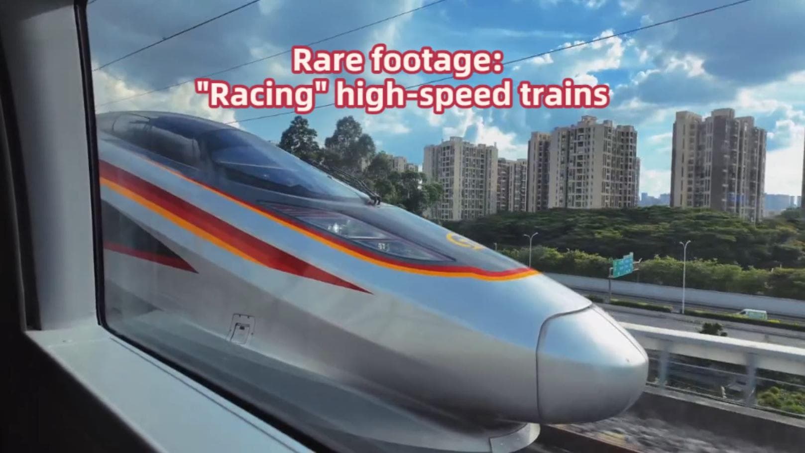 หายาก! รถไฟหัวกระสุน 'วิ่งแข่ง' บนรางคู่ขนานในจีน