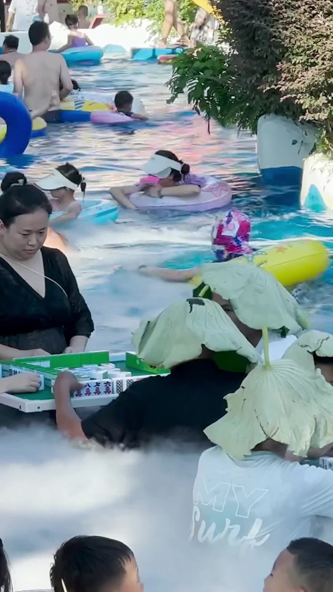 คลายร้อน! ชาวฉงชิ่ง 'กินหม้อไฟ-เล่นไพ่นกกระจอก' กลางน้ำ