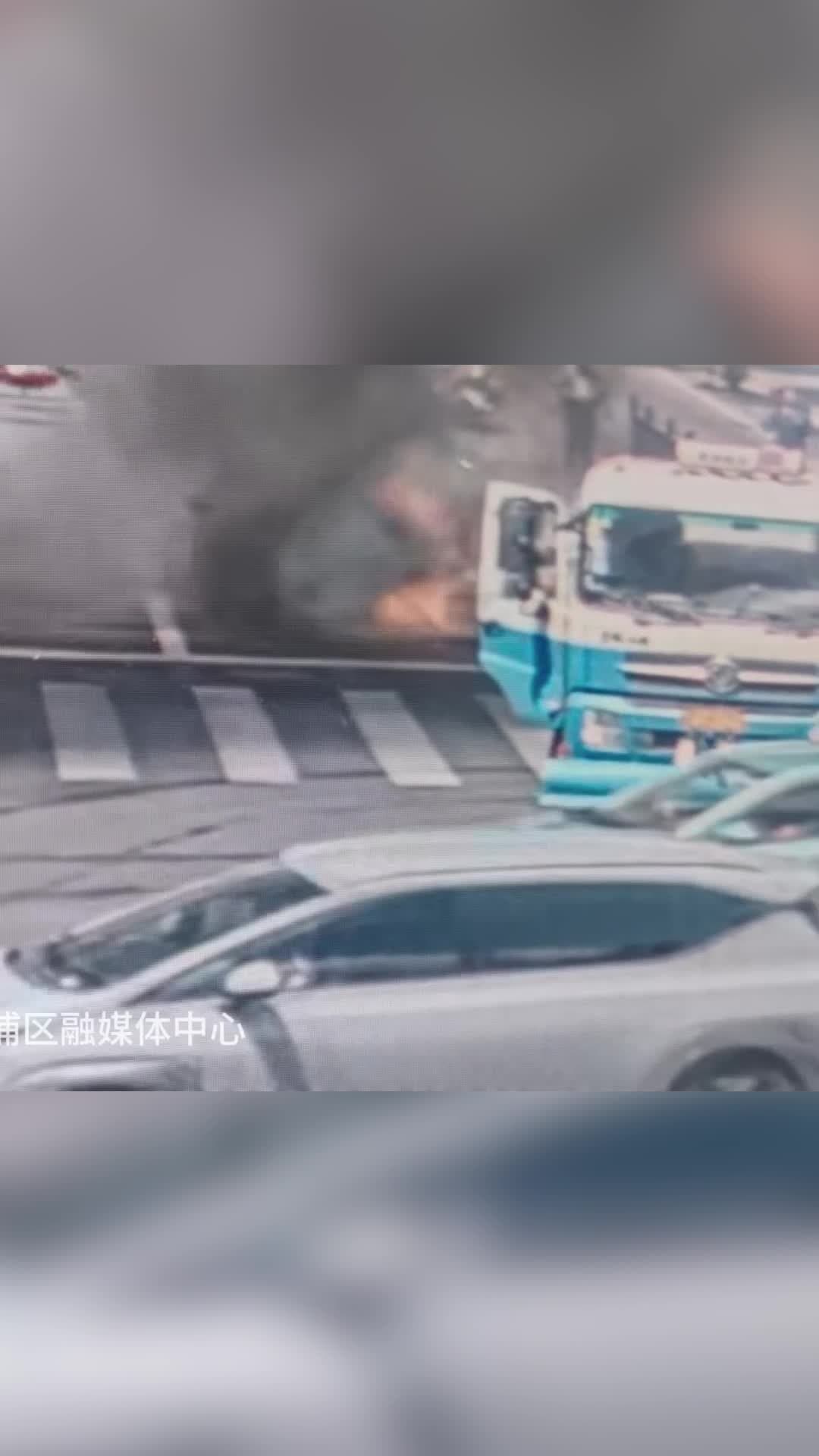 ระทึก! รถบรรทุกฉีดน้ำช่วยดับไฟไหม้รถยนต์ในเซี่ยงไฮ้