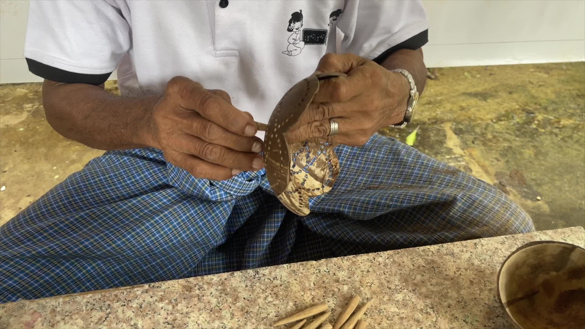 ช่างฝีมือเมียนมาพลิกโฉม 'กะลามะพร้าว' สู่ 'สินค้าหัตถกรรม' สร้างรายได้