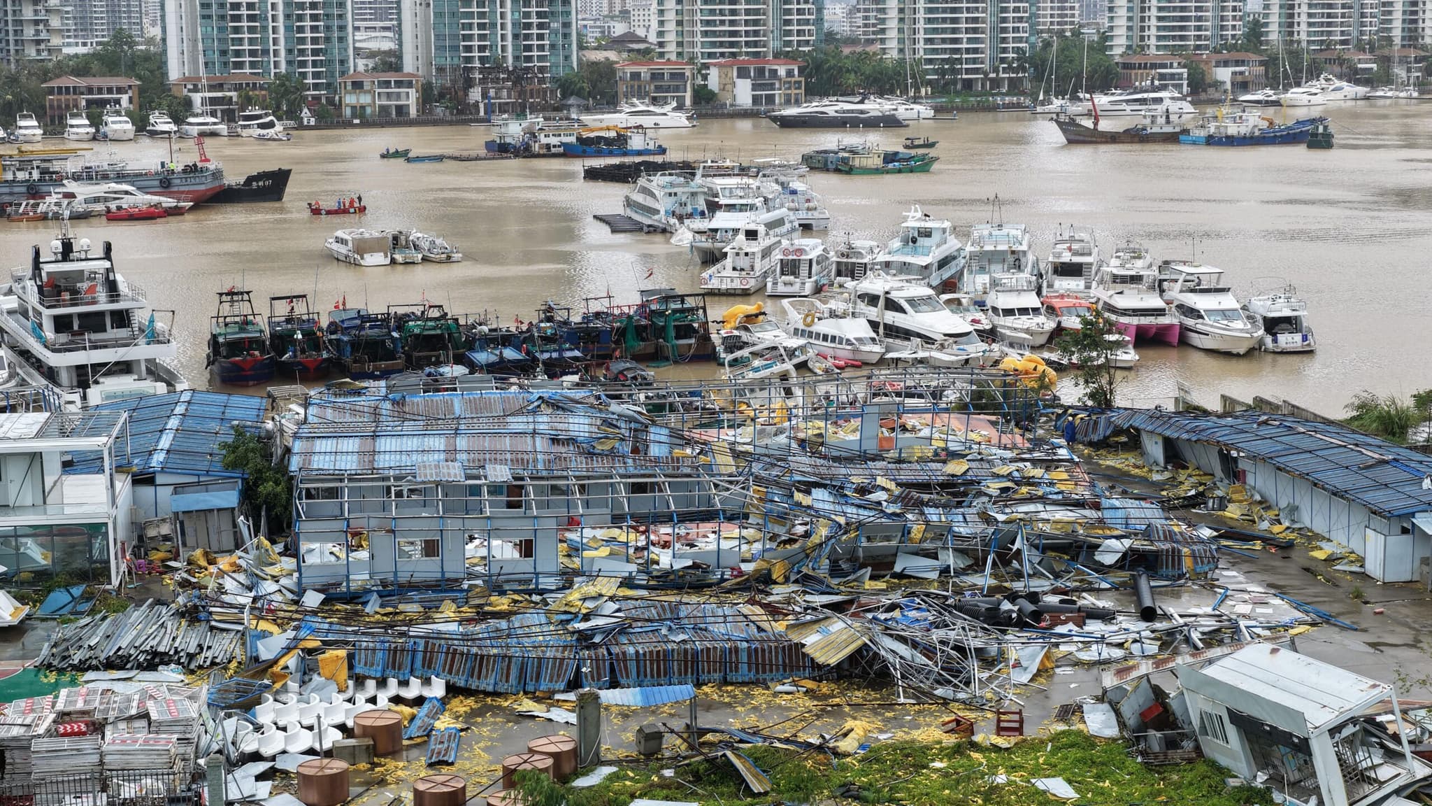 ไต้ฝุ่นคาจิกิพัดผ่านไหหลำ กระทบปชช.กว่า 1 แสนคน