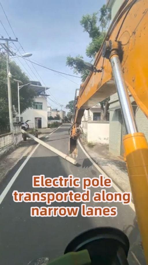 จีนใช้รถขุดขนย้าย 'เสาไฟฟ้า' ผ่านตรอกซอยแคบ