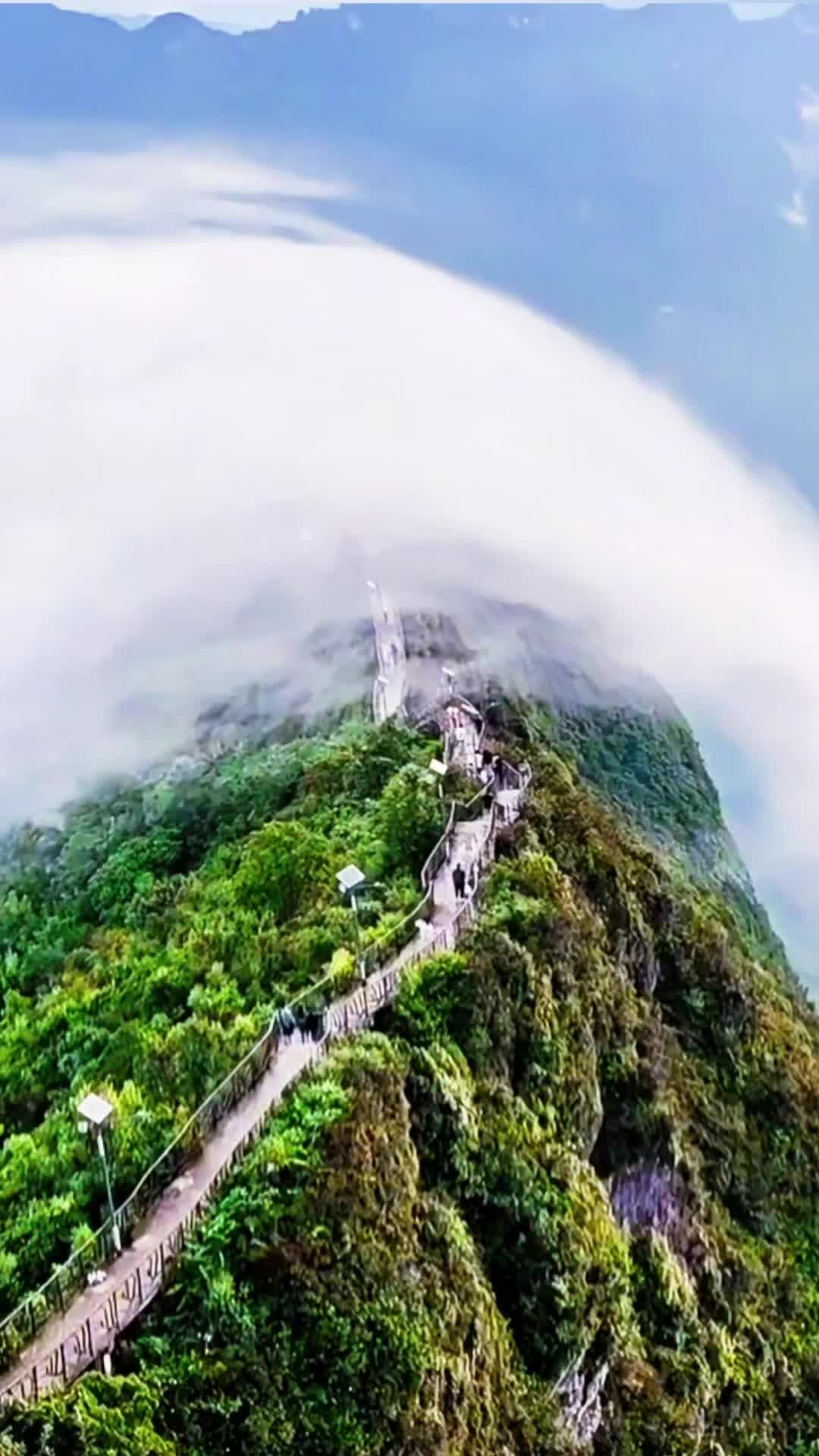 ปรากฏการณ์ 'น้ำตกเมฆ' ไหลลงเขาในกุ้ยโจว