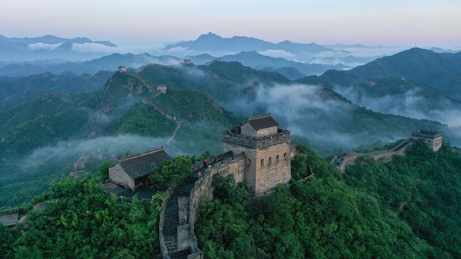 ทิวทัศน์ 'กำแพงเมืองจีน' ในเหอเป่ย กลางหมอกขาว