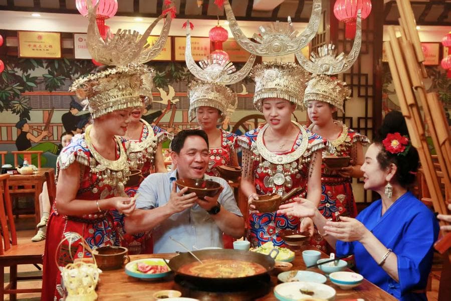 สัมพันธ์จีน-ไทย 50 ปี : พ่อครัวไทยเยือนกุ้ยโจว ลองทำ 'ซุปเปรี้ยว' ลิ้มรส 'ข้าวเหนียว 5 สี