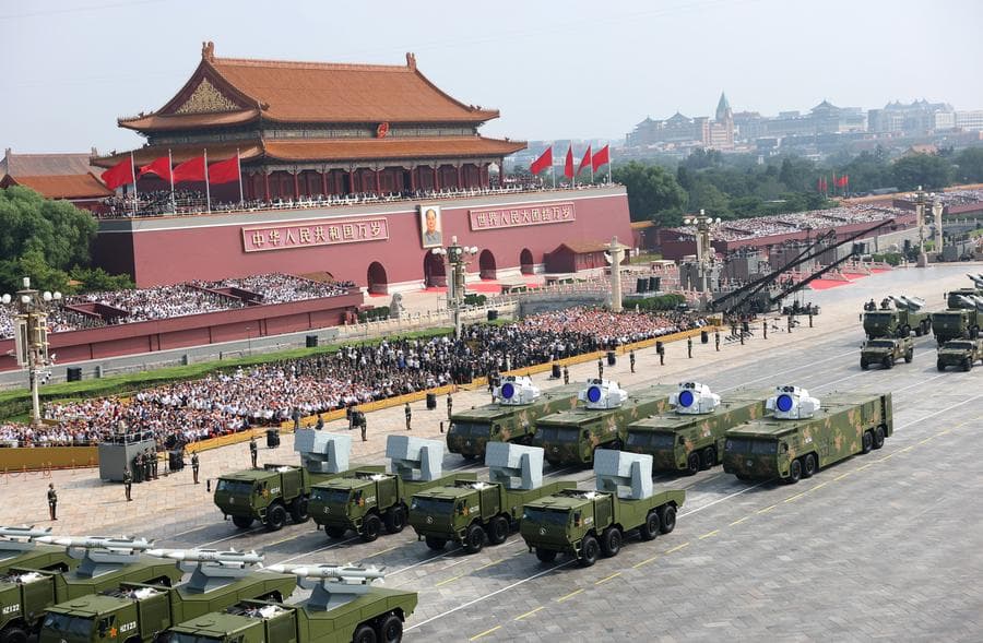 จีนโชว์ 'อาวุธป้องกันภัยทางอากาศ' บนเรือบรรทุกเครื่องบิน ในพิธีสวนสนามวันแห่งชัยชนะ