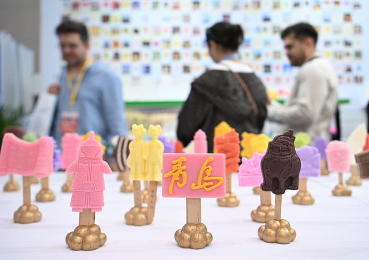 ไอศกรีม' หลากสีรูปทรงเตะตา ในงานไอศกรีมแห่งประเทศจีน