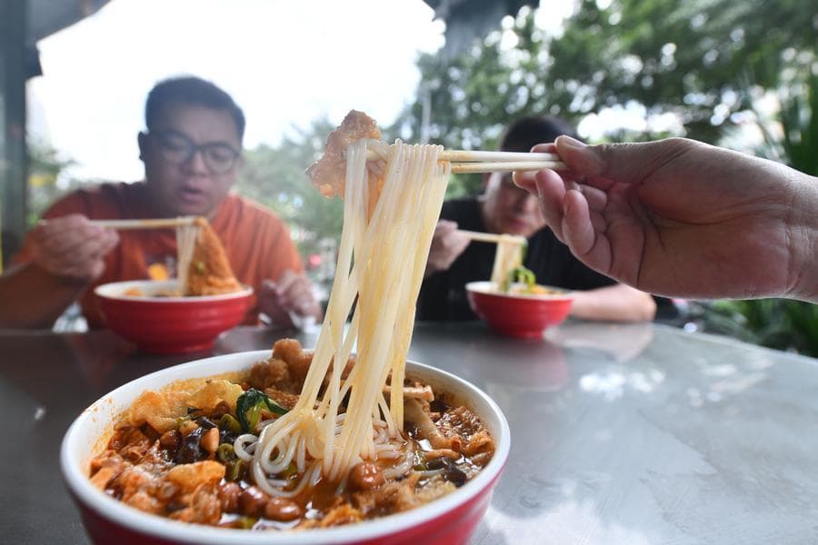 ก๋วยเตี๋ยวซุปหอยขม' เมนูเด็ดดังหลิ่วโจว ดึงดูดผู้คนที่งานแสดงสินค้าจีน-อาเซียน