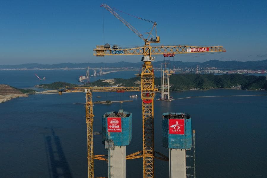 งานสร้าง 'สะพานยักษ์ซวงอวี่เหมิน' ในเจ้อเจียง เสร็จส่วนยอดหอคอยหลักแรก