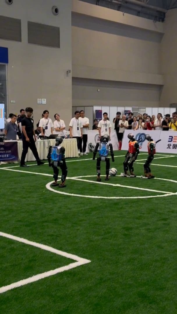 ลุ้นตัวโก่ง 'ศึกแข้งเหล็ก' ของหุ่นยนต์ฮิวแมนนอยด์ ในฉงชิ่ง