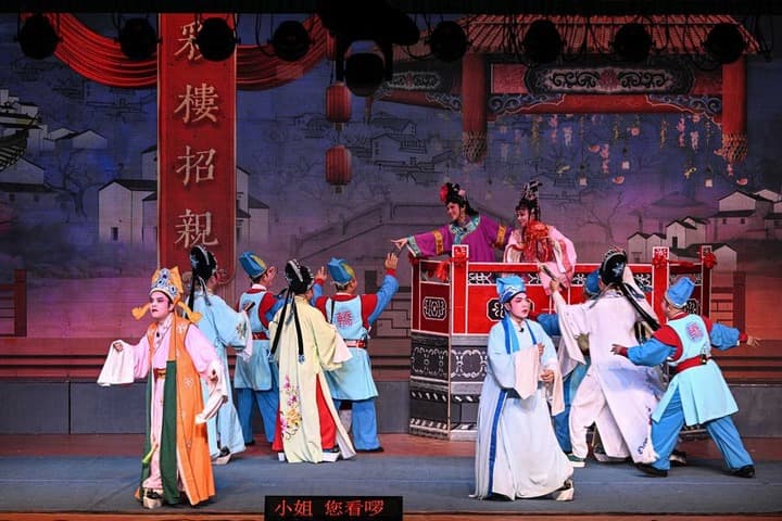 คนแห่ชม 'งิ้วฉยง' ร้องรำในไหหลำ