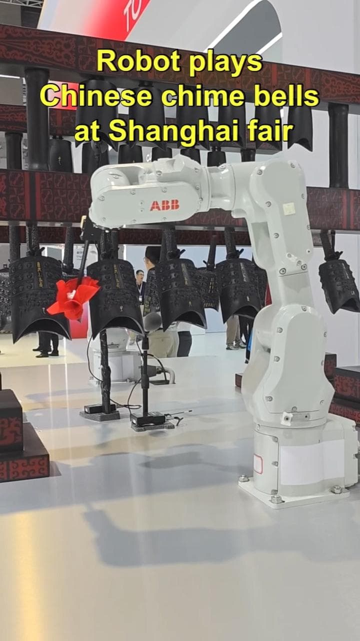 หุ่นยนต์แขนกลโชว์ตี 'ระฆังเปียนจง' ที่งาน CIIF ในเซี่ยงไฮ้