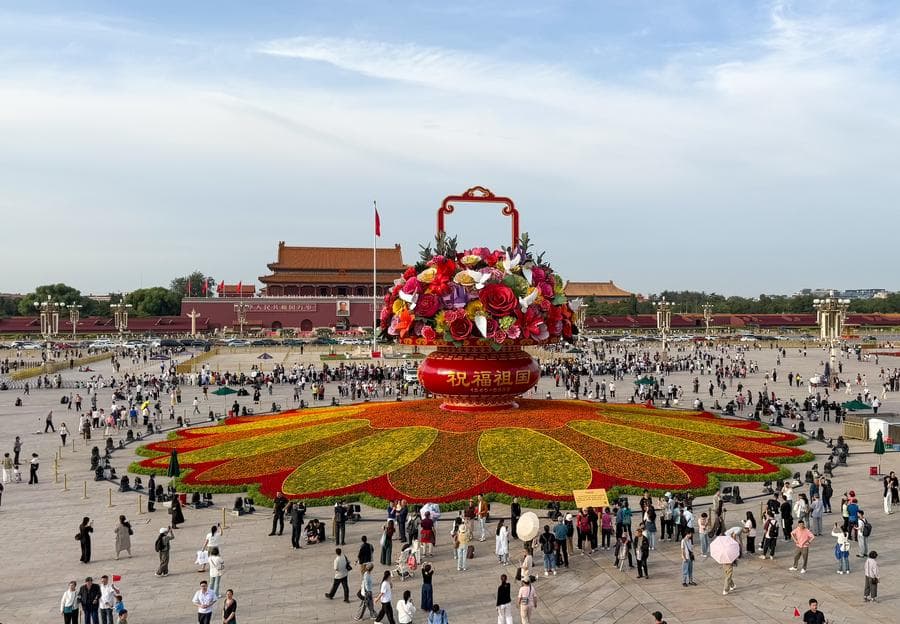 ปักกิ่งตั้ง 'กระเช้าดอกไม้' ใหญ่ยักษ์ เตรียมฉลองวันชาติจีน