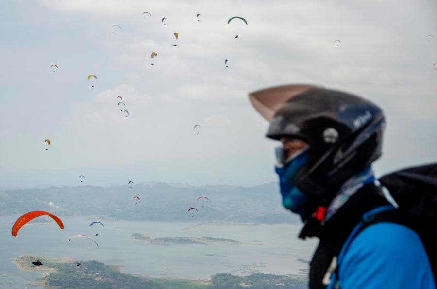 ร่มร่อนหลากสีลอยเต็มฟ้า งานแข่งร่มร่อนชิงแชมป์ในอินโดฯ