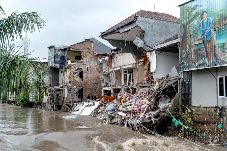 เหตุ 'น้ำท่วม' ในอินโดฯ ดับแล้ว 19 สูญหาย 10 ราย